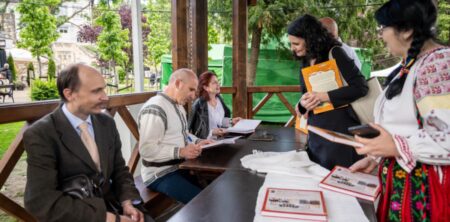 Lansarea cărților „Muzeul și meșterii populari: salvgardarea tradiției meșteșugărești” și „Calendarul tradițiilor populare pentru copii” la Piatra Neamț