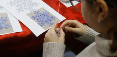 Magie și tradiție – cea de-a doua zi a atelierelor de croșetare a fulgilor la Muzeul Național de Etnografie și Istorie Naturală
