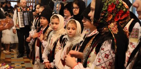 Expoziția de Crăciun „Când firul devine fulg, glob și vis…”
