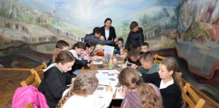 ”Copiii în universul muzeului – o zi a bucuriei, creativității și învățării prin joc”